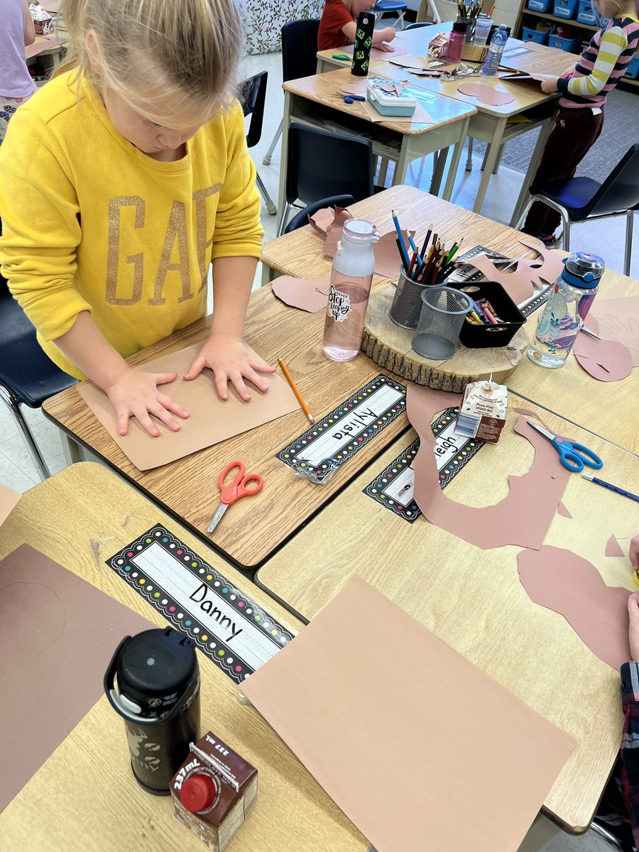 selby_grade1's tweet photo. Working hard on our classroom door decorations this week! Any guesses of what we’re making? 🤔 https://t.co/3zbYdGzGwb