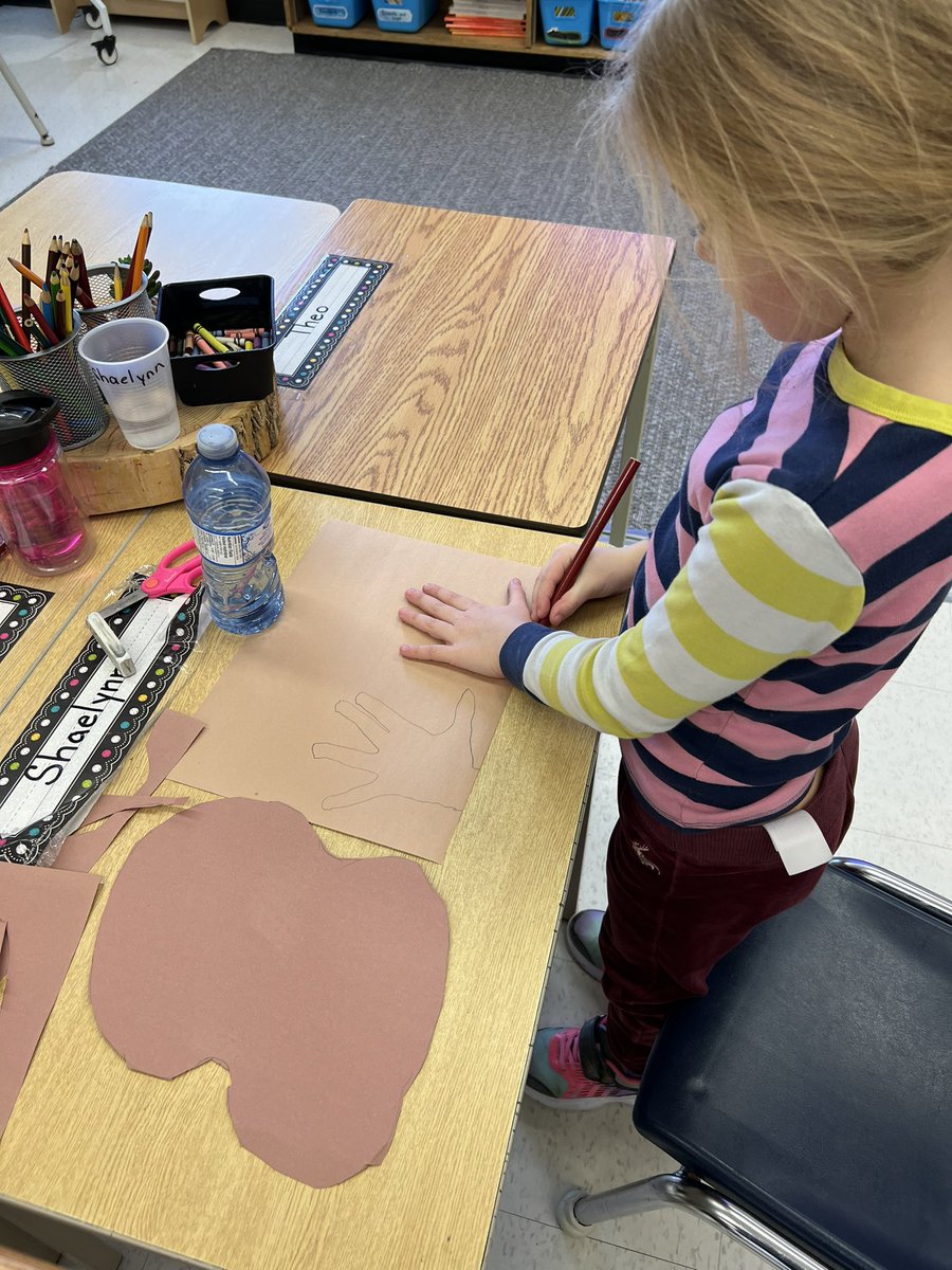selby_grade1's tweet photo. Working hard on our classroom door decorations this week! Any guesses of what we’re making? 🤔 https://t.co/3zbYdGzGwb