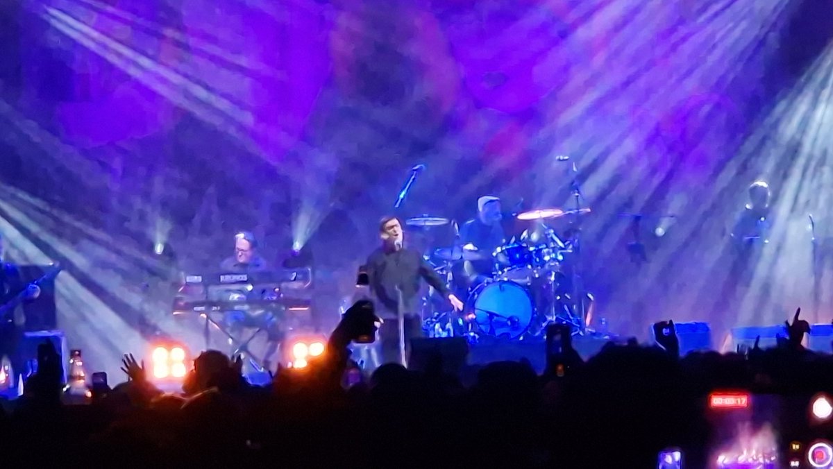 HannahMayFletch's tweet photo. Had a fantastic time with @ZipZonMatt last night seeing @PaulHeatonSolo who was absolutely amazing along with his band 🎤😄 https://t.co/JeARJgbMd8