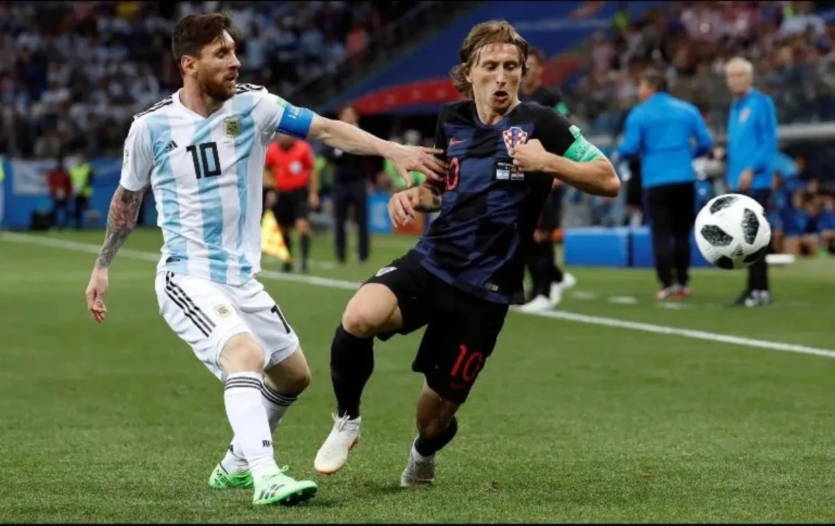EsportsRAC1's tweet photo. #RAC1migdia | ⏰ 14h-15h 🎙️@aurorarodgon i @quimsalvador 
📌 Escàndol de corrupció al Parlament Europeu
📌PSOE i ERC negocien la reforma del delicte de malversació

🇦🇷 Argentina - Croàcia primera semifinal del Mundial
⚽️ Darrers partits de quarts de final https://t.co/ALiCbM87Qy