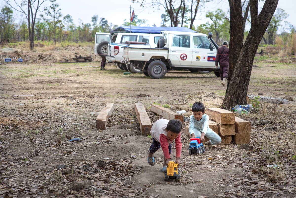 herorats's tweet image. 25 years after landmines were banned, they still damage lives. We take things like playing outside or farming for granted. For communities living (literally) next to minefields, safe steps are a gamble. 

This festive season, transform an entire community: bit.ly/3Bl9deN