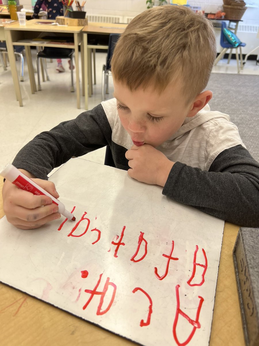 selby_grade1's tweet photo. The Master Mind group has been working hard at writing sentences with decodable words! Remembering to add finger spaces, only having lower case letters within their words, adding punctuation pals at the end AND using the sounding out strategy! Fantastic!🤩 https://t.co/ufQT8dOTW3