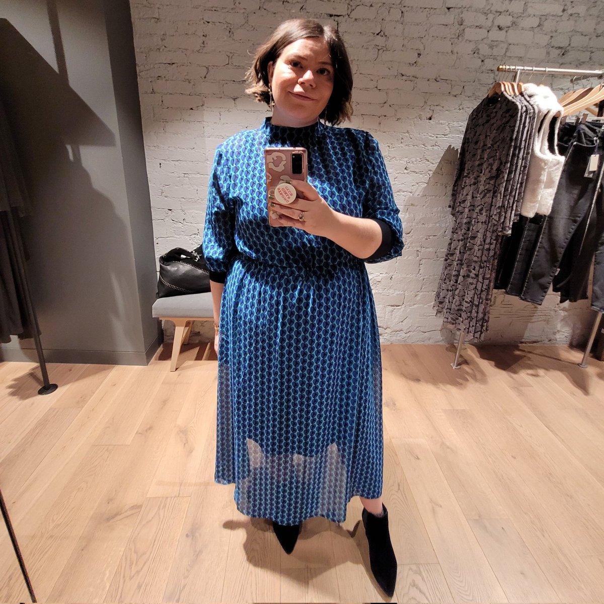 StylingbyAlison's tweet photo. This dress 🖤🖤🖤 the perfect partner to my navy velvet boots! #celinedress #relaxedglamour @WeAreMV_ https://t.co/Adj2ra8Z0Z