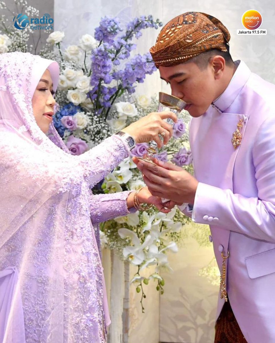 MOTION975FM's tweet image. Acara Malam Midodareni telah dilaksanakan di rumah mempelai wanita, Erina Gudono, di Yogyakarta, Jumat (9/12/22) 🤩

Dalam acara ini, kedua keluarga dari calon mempelai berkenalan secara lebih intim. Keliatan serasi banget ya pakai seragam warna lilac 😍

📷 Rusman

#MotionUpdate