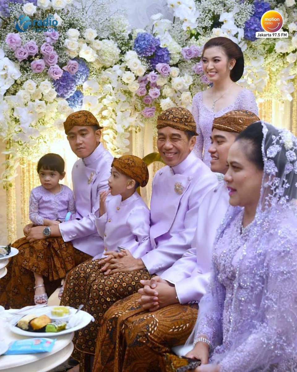 MOTION975FM's tweet image. Acara Malam Midodareni telah dilaksanakan di rumah mempelai wanita, Erina Gudono, di Yogyakarta, Jumat (9/12/22) 🤩

Dalam acara ini, kedua keluarga dari calon mempelai berkenalan secara lebih intim. Keliatan serasi banget ya pakai seragam warna lilac 😍

📷 Rusman

#MotionUpdate