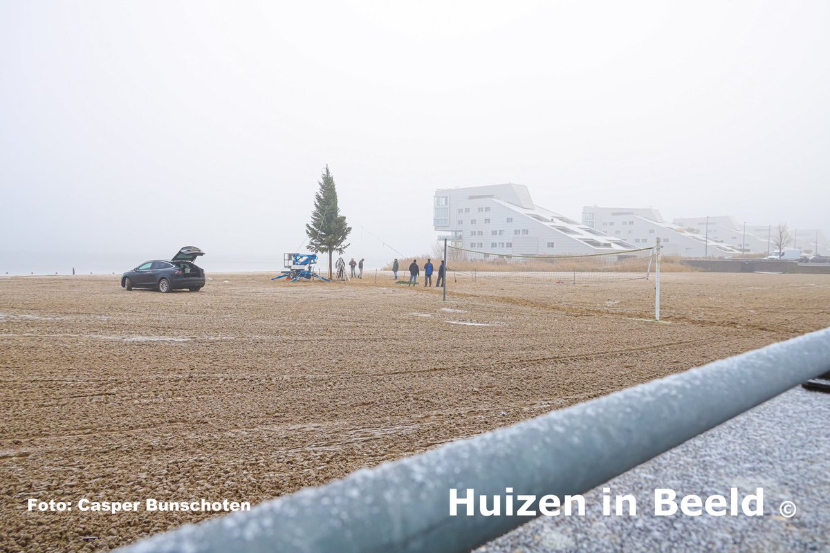 De kerstboom staat weer op het strand naast de sfinxen. 
instagram.com/p/Cl_Q38wN0AM/…
© Fotograaf: Casper Bunschoten.
