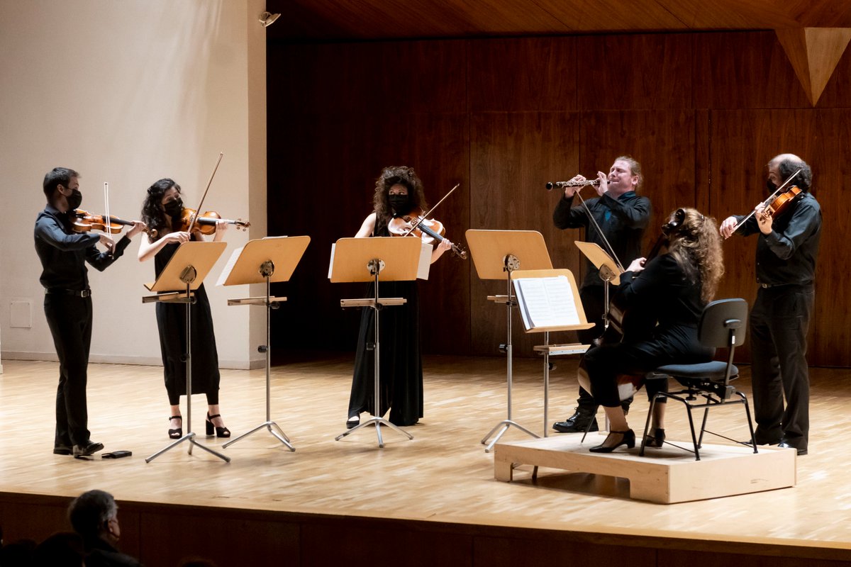 ocnesp's tweet photo. 📻 Mañana a las 11:30h en @radioclasica escucharemos el concierto celebrado el pasado 21 de marzo en nuestro #CicloSatélitesOCNE, en el que Il Maniatico Ensemble estrenaba las nuevas obras de Ramón Barce y Emilio Calandín @emiliocalandin junto a dos sextetos de Cayetano Brunetti. https://t.co/ACEia2BUib