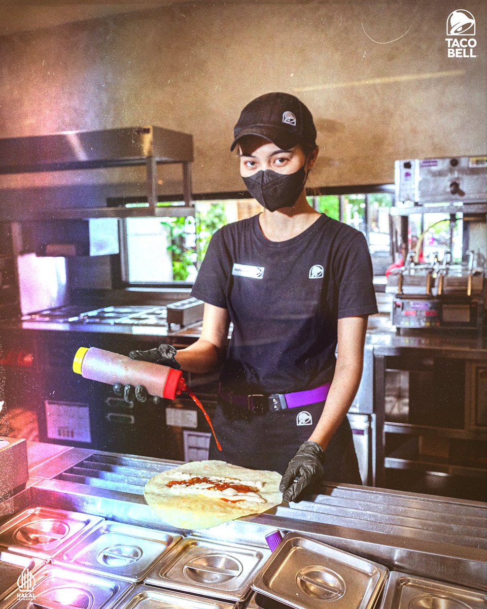 Currently at 📍Taco Bell Senopati

Di sini kalian bisa nontonin live kakak-kakak yang bikinin makanan kalian lho 👀

#WaktunyaTacoBell #TacoBellIndonesia