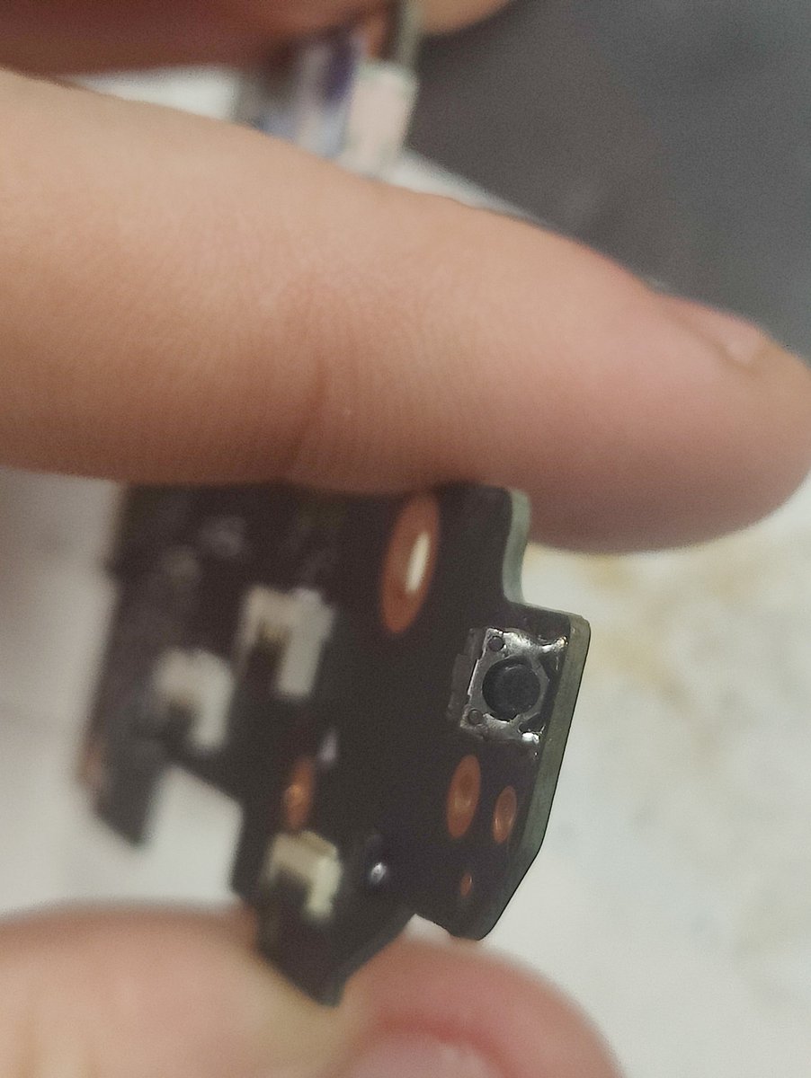Mutecyberwolf's tweet photo. So yeah noticed that the Left Shoulderbutton on my #SteamDeck became pretty mushy so i had to investigate and well... Yeah had to replace the Button xD Was a quick fix cuz i still had some DSi Shoulderbuttons laying around :)
#ifixit
#protechtoolkit
#righttorepair
#valve https://t.co/9bbsAGKWFD