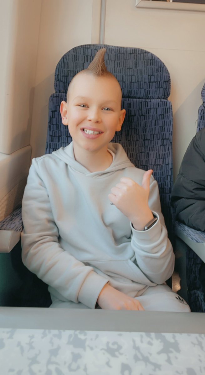 On the train on our way to meet Chloe and Ely for our weekend in London and the #CapitalJBB Jingle Bell Ball at the o2 🎉🎅🏻🎁🚂 🎵