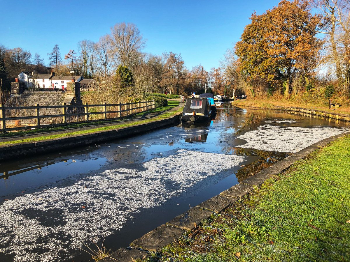 SimonHawkins's tweet photo. Very much winter on the @CRTWalesandSW #monmouthshire & #brecon canal! Though the trees still think it’s Autumn! #monbrec #canal #winter https://t.co/yUPUi8Aycx