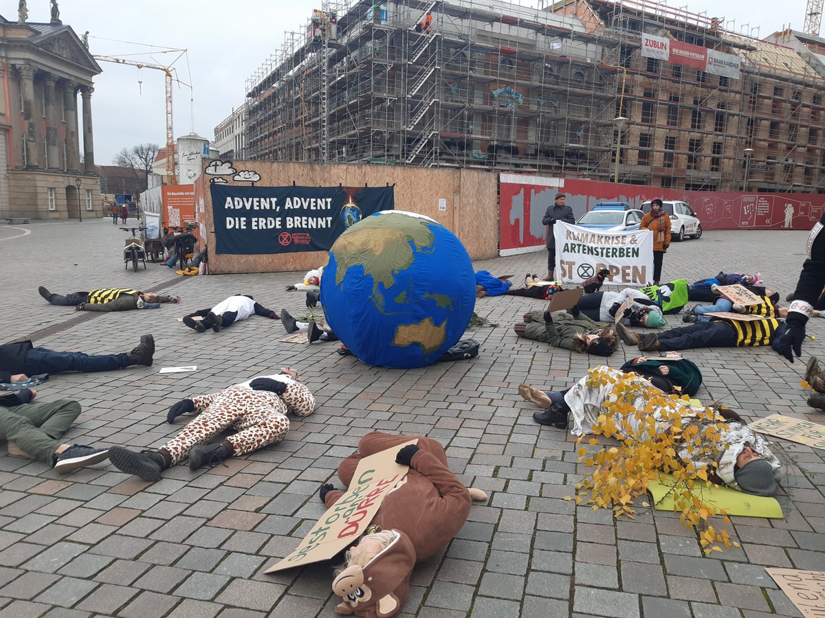 Heute waren wir mit 50 Menschen am Landtag um anlässlich der #Weltnaturkonferenz #COP15 ein Zeichen nach #Montreal zu senden. Wir brauchen ein der Krise angemessenes Abkommen zum Schutz der #Biodiversität.
Denn die aktuelle Politik ist #artenberaubend.
extinctionrebellion.de/og/potsdam/new…