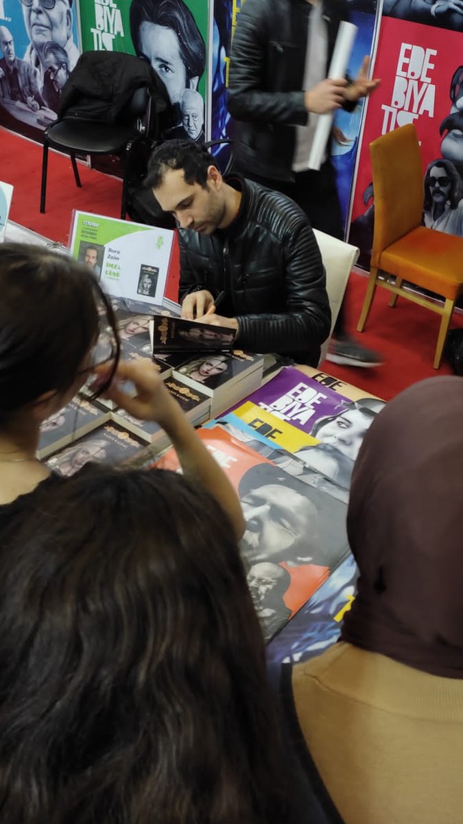 Tüyap imza gününden.

"Ennerhia Anlatıları - Kanın Kaderi"

#ennerhiaanlatilari #ennerhia <a href="/Tuyap/">Tüyap</a> #tuyap #tüyap #tuyapkitapfuarı #kitapfuarı  #kitapsever #kitap #kitapkurdu #kitaplık #Edebiyat #fantastikkitap #fantastik