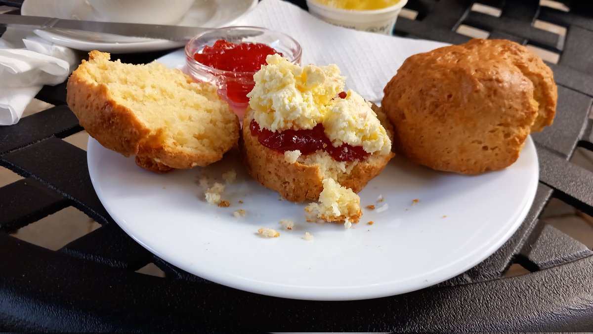 andrewsnape4's tweet image. This is correct #CornishCreamTea #EnglishProblems