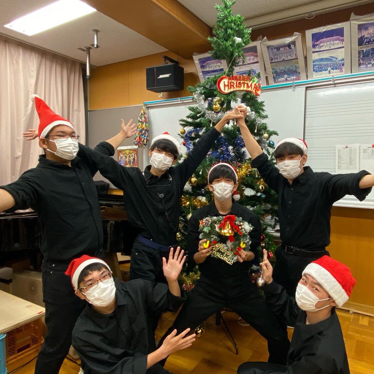 anwe_2024's tweet photo. 皆さんこんにちは！
⠀
今日は音楽室にクリスマスツリーを部員で飾りました！一足早いクリスマス気分で楽しく練習しました🎄.*
⠀
第15回定期演奏会まで残り15日！
是非お越しください✨ https://t.co/OMWV05P322