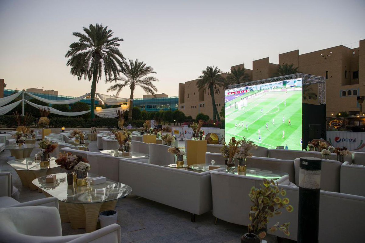 CoffeeinR's tweet image. فعالية Fan Destination 
عندهم مساحات مخصصة لعرض المباريات بأفضل الشاشات وأريح المقاعد، مطاعم وكوفيهات وفعاليات مصاحبة، المكان راقي جدًا 🤩

📍- الفزاري - السفارات

@Fan_Destination
للحجز:
riyadh.platinumlist.net/ar/event-ticke…