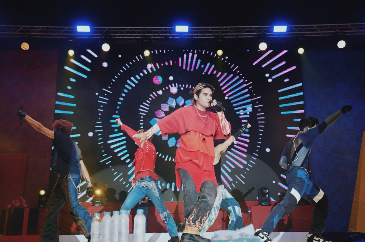 Ang energy ng #TMFunPaskoParty audience, puro GO UP lang! ⬆️ Husay talaga ng peyborit boiz <a href="/SB19Official/">SB19 Official</a> natin. #PawerYarn ⚡