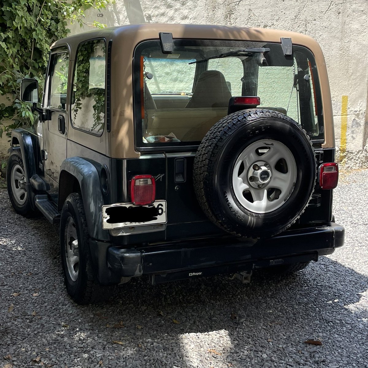 Lorena_CR's tweet image. Llega un momento doloroso... después de casi 18 años he decido vender mi 'viejo verde': mi maravilloso Jeep Wrangler 2.5 año 1999. 🚙 🚙💨
Funciona todo, jamás modificado ni 'jeepeado'. Sacaran suspiros en él. ♥️
Si le interesa, me envían DM, sino les agradeceré infinito su RT.