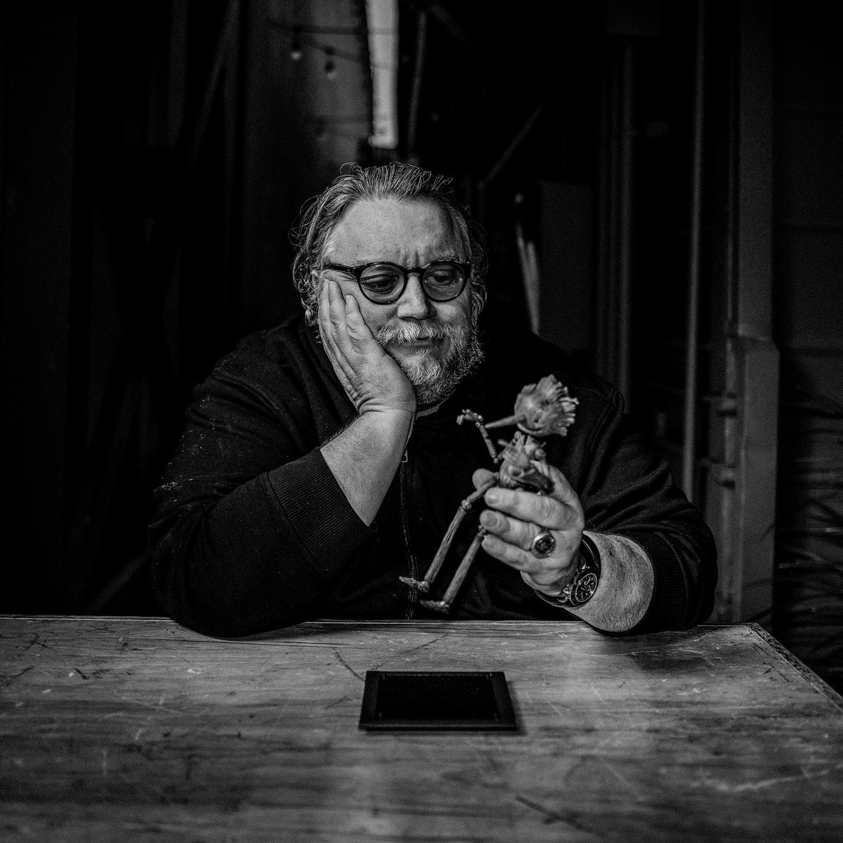 FRicky_M's tweet photo. ¡Lo que debe pasar, pasa. Y luego, ya no existimos!...🥲 #PinocchioMovie
#GuillermoDelToro El bonachón tío Del ToTORO nos regala una adaptación conmovedora, no estoy siendo objetivo, me conmovió de una manera que no esperaba, tocando ciertos temas. Un cuento como la vida misma. https://t.co/zdyx9bpgu4