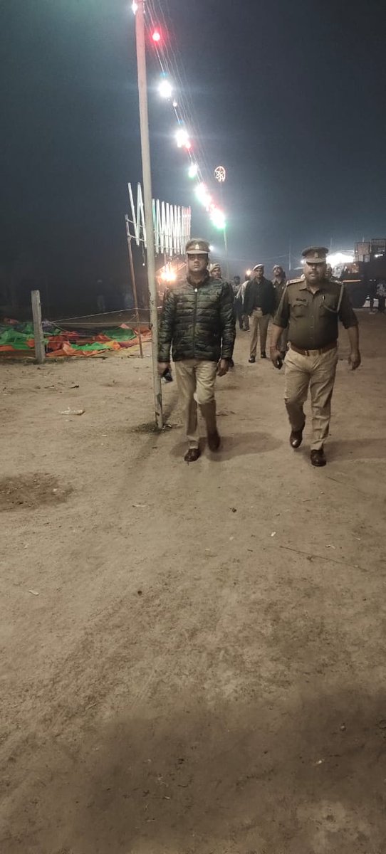 budaunpolice's tweet photo. वरिष्ठ पुलिस अधीक्षक @budaunpolice के निर्देशन में थाना प्रभारी जरीफनगर मय पुलिस बल द्वारा थाना क्षेत्र में सुरक्षा एवं शांति व्यवस्था के दृष्टिगत पैदल गस्त करते हुए। #Footpatrolling #UPPolice https://t.co/vRjLJESw1b