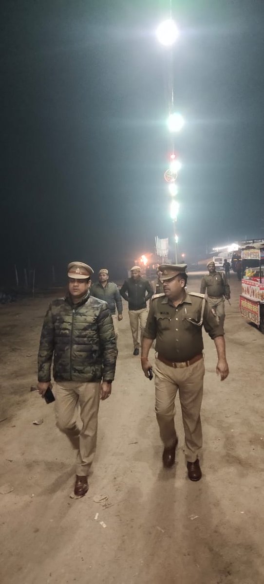 budaunpolice's tweet photo. वरिष्ठ पुलिस अधीक्षक @budaunpolice के निर्देशन में थाना प्रभारी जरीफनगर मय पुलिस बल द्वारा थाना क्षेत्र में सुरक्षा एवं शांति व्यवस्था के दृष्टिगत पैदल गस्त करते हुए। #Footpatrolling #UPPolice https://t.co/vRjLJESw1b