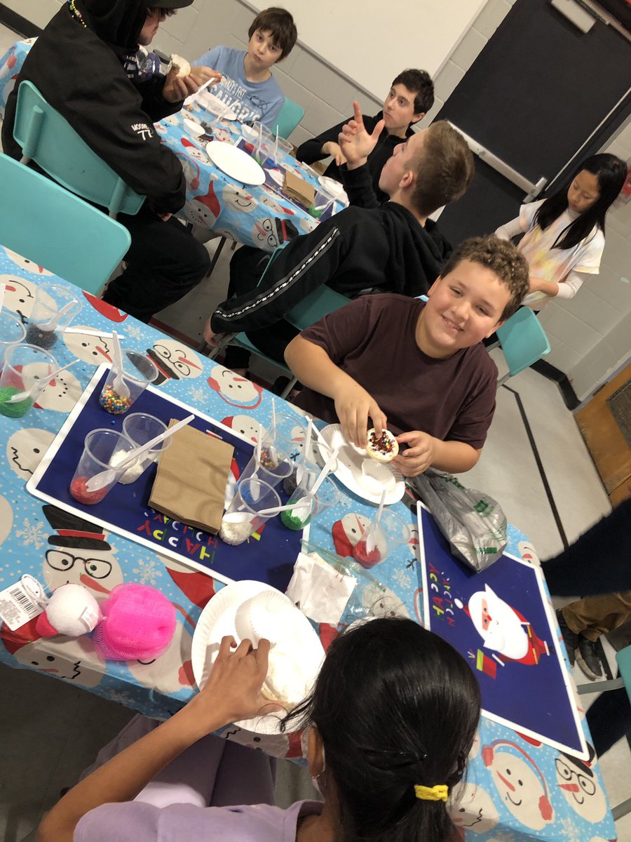 MrKSDyck's tweet photo. Thanks to @PortWellerPS’s wonderful #ParentCommunity, our #WinterWonderland was a great success! #BuildingCommunity #Community #UsingMathSkillsWhileShopping #PurchasingGiftsForOthers #PromotingKindness #HavingFun! https://t.co/GZWFr5SXb9