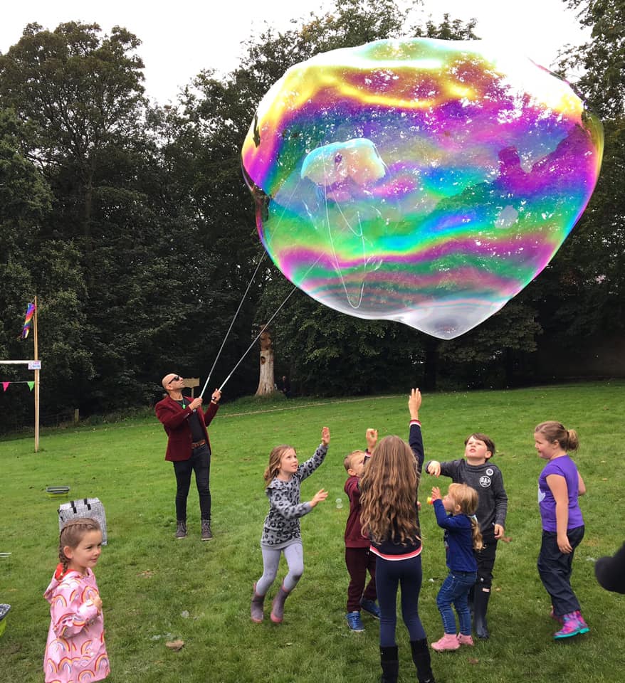 ParisBubblesFr's tweet photo. 🫧🎁Free prize draw on Friday 16th December🎁 🫧

One litre of our world record breaking soap bubble concentrate &amp; a tristring wand so that you can make giant bubbles.
Just follow us, like and retweet to enter.

UK RECIPIENTS ONLY
https://t.co/0V3iJpJ05j https://t.co/XTiSdQ6gSW