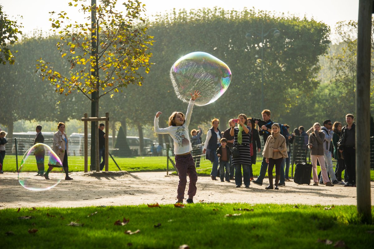 ParisBubblesFr's tweet photo. 🫧🎁Free prize draw on Friday 16th December🎁 🫧

One litre of our world record breaking soap bubble concentrate &amp; a tristring wand so that you can make giant bubbles.
Just follow us, like and retweet to enter.

UK RECIPIENTS ONLY
https://t.co/0V3iJpJ05j https://t.co/XTiSdQ6gSW