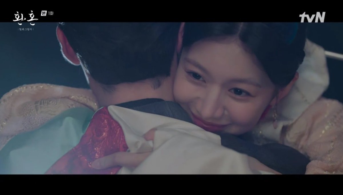goyounjungest's tweet photo. OMG THE ENDING OF #AlchemyOfSoulsS2ep1 is Naksu aka Jin Buyeon hugging JANG UK. THEY'RE HUBBING AND NAKSU MAD THE FIRST MOVE FIRST. HELLO? WHY AM I BLUSHING. SHE LOOKED SO HAPPY WHEN JANGUK CAME. https://t.co/h1kHM07GQ9