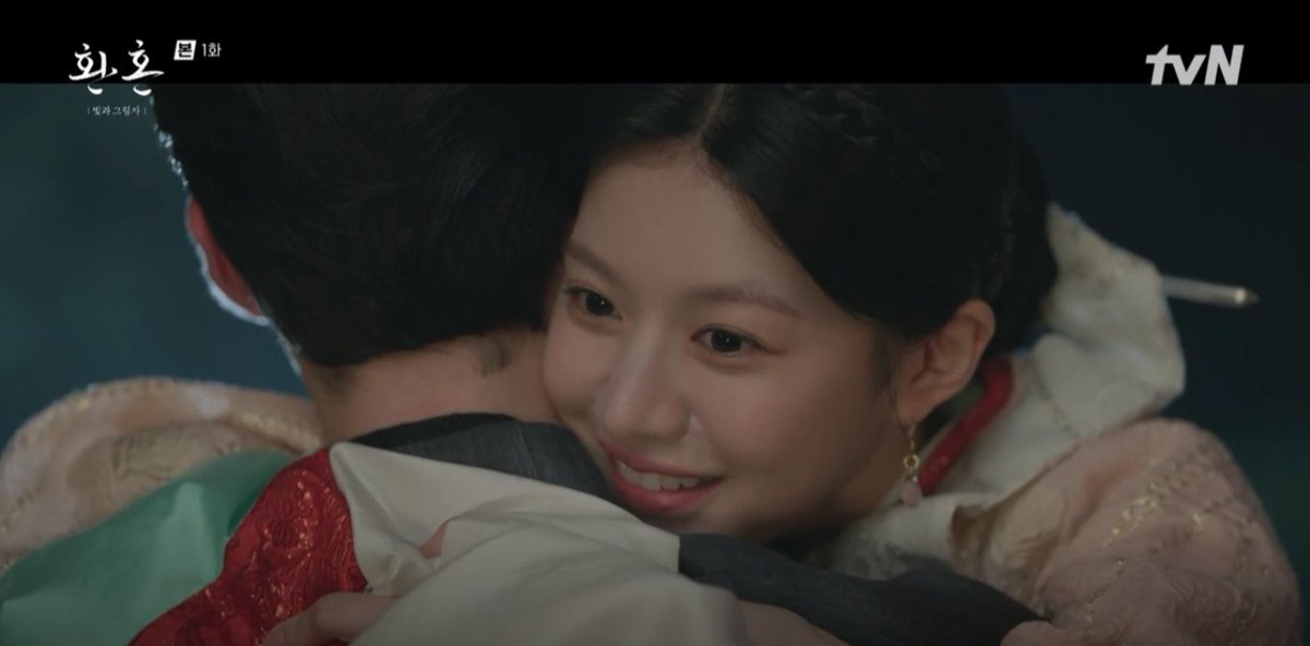 goyounjungest's tweet photo. OMG THE ENDING OF #AlchemyOfSoulsS2ep1 is Naksu aka Jin Buyeon hugging JANG UK. THEY'RE HUBBING AND NAKSU MAD THE FIRST MOVE FIRST. HELLO? WHY AM I BLUSHING. SHE LOOKED SO HAPPY WHEN JANGUK CAME. https://t.co/h1kHM07GQ9