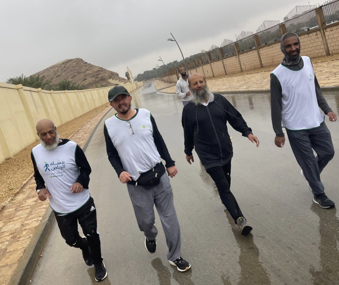 مشاة الرياض من اعتادو المشي في وادي حنيفة مدار العام متنقلين بين حرارة الجو وبرودته ورياحه وأمطاره، نادراً مانسمع منهم من اصيب بضربة شمس أو انفولنزا. المشي اكسبهم مناعة طبيعية تقيهم عوارض الأمراض الموسمية. 
*صباح اليوم نموذج مشي ٢١ كم في الأمطار الغزيرة.  <a href="/musha_riy/">مشاة الرياض</a> #مشاة_الرياض