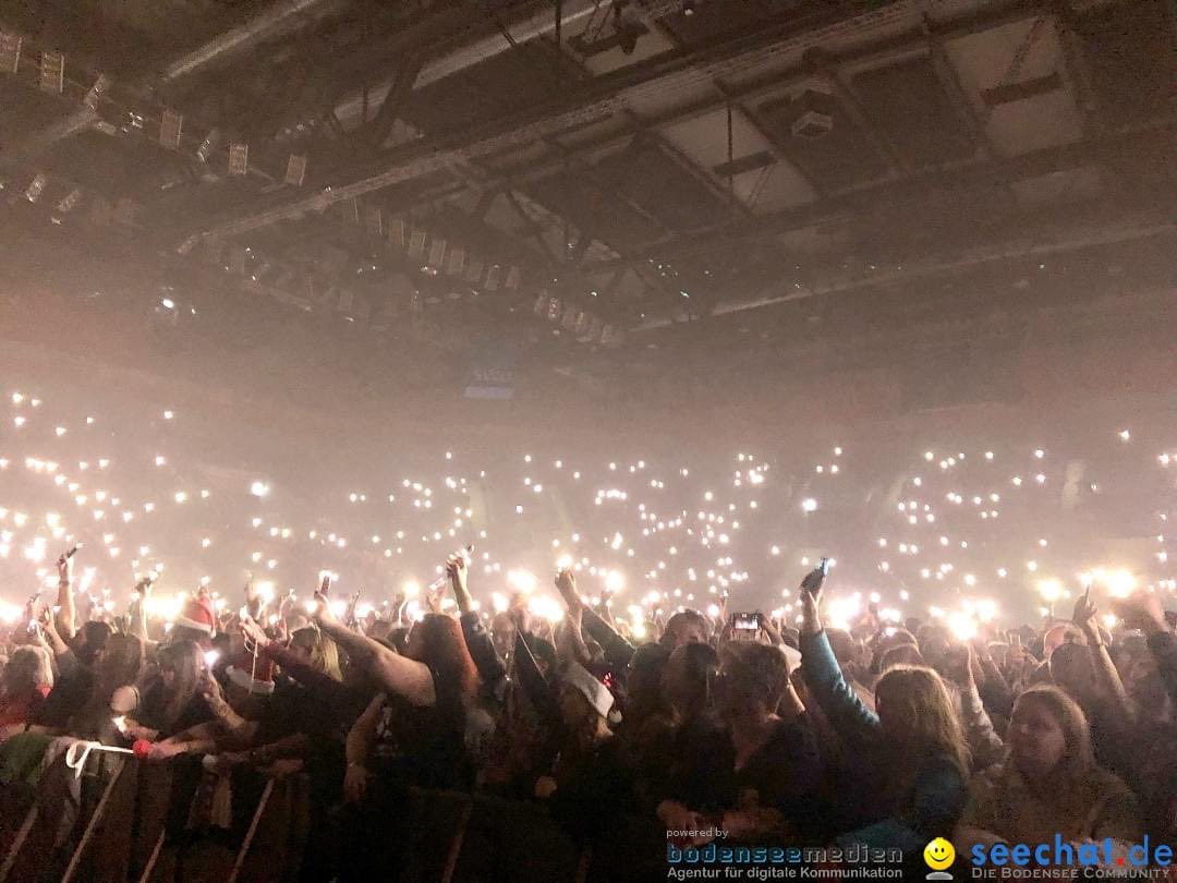seechat's tweet photo. Rea Garvey: 10 Jahre ratiopharm arena: Neu-Ulm, 9.12.2022
Support Sängerin SOPHIA
23 Jahre https://t.co/1gX7DapppO | Die Bodensee Community - JUBILÄUM
#REAGARVEY, #ratiopharmarena, #neuulm, #jubilaeum, #SOPHIA
#BODENSEEMEDIEN, #ILOVEBODENSEE, #bodenseemedia, #BODENSEECOMMUNITY https://t.co/xptYXLu9aB