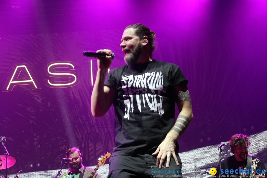 seechat's tweet photo. Rea Garvey: 10 Jahre ratiopharm arena: Neu-Ulm, 9.12.2022
Support Sängerin SOPHIA
23 Jahre https://t.co/1gX7DapppO | Die Bodensee Community - JUBILÄUM
#REAGARVEY, #ratiopharmarena, #neuulm, #jubilaeum, #SOPHIA
#BODENSEEMEDIEN, #ILOVEBODENSEE, #bodenseemedia, #BODENSEECOMMUNITY https://t.co/xptYXLu9aB