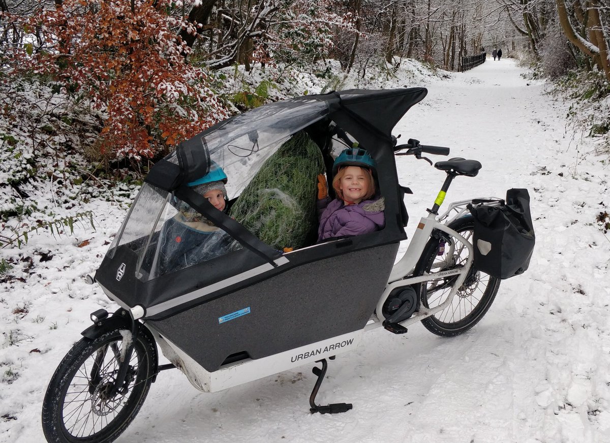 AlexDRobertson's tweet photo. #TreeByBike time. Just a wee one that fitted happily in the urban arrow with the flaps down to keep the other two saplings in there nice and cozy. @UrbanArrowcom was totally fine in the snow. Stable and fun. https://t.co/H2KJD9AtlD