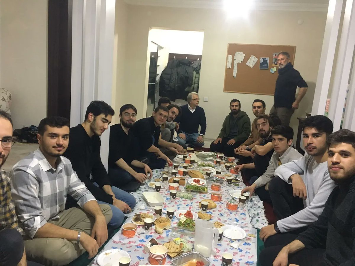 Perşembe günü beraber oruç tuttuk ve vakıfta iftarımızı yaptık