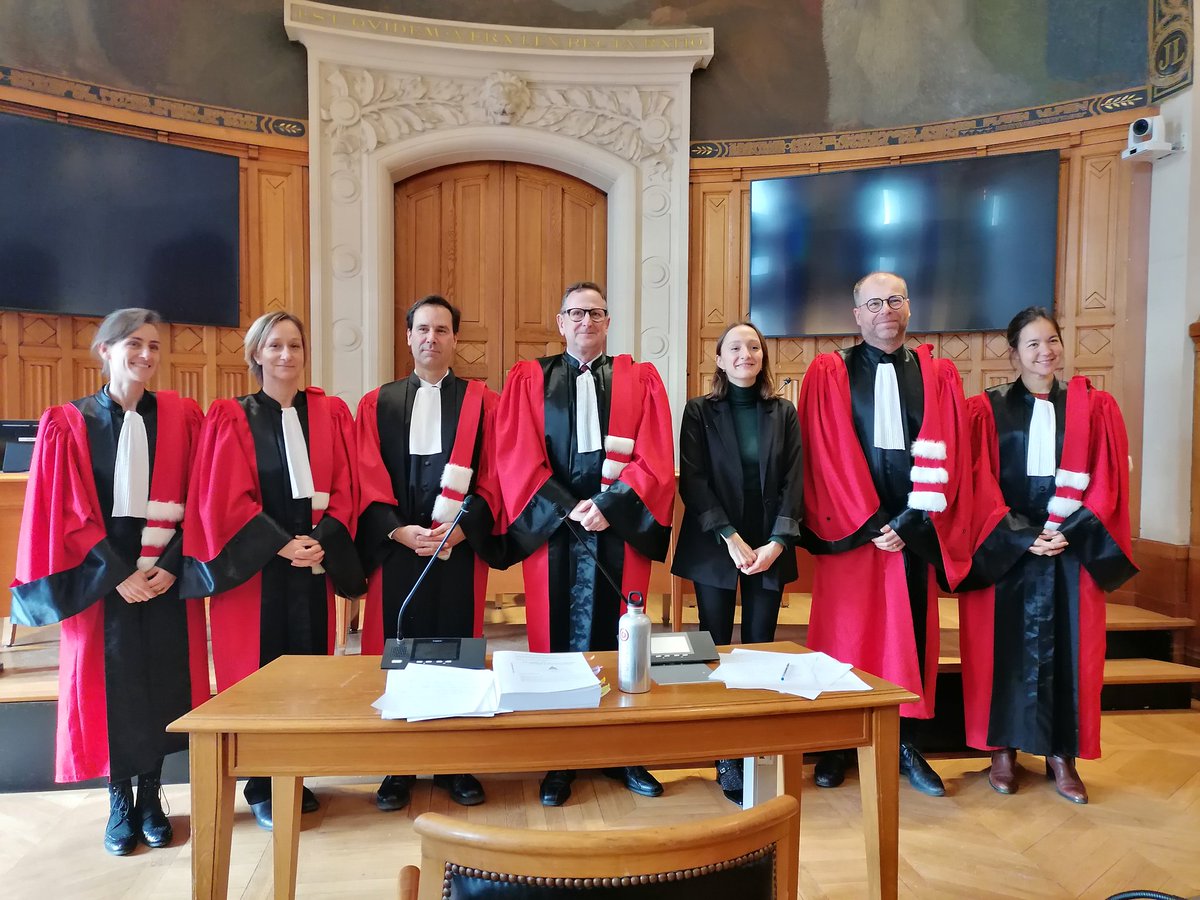 Toutes nos félicitations à Mme <a href="/jo_kirkh/">Joanne Kirkham</a> qui a brillamment soutenu aujourd'hui sa thèse de doctorat en droit international, sur les systèmes d'armes létaux autonomes, préparée à <a href="/AssasUniversite/">Panthéon-Assas université</a> sous la direction des professeurs <a href="/OFrouville/">Olivier de Frouville</a> et <a href="/julio_fz/">julian fernandez</a> 👏🥂✨