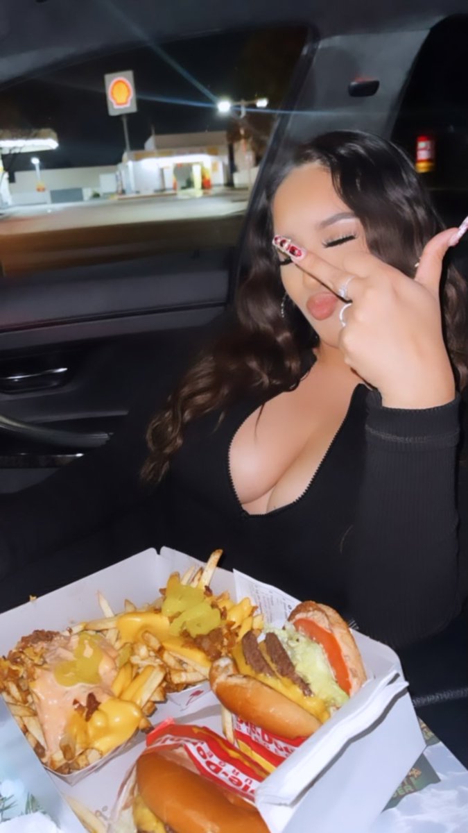rxchell3's tweet photo. Girls night out 🥂 https://t.co/XdiEjVM30q