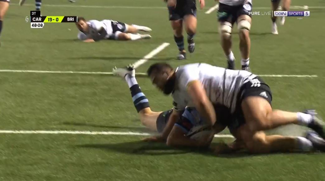 allezbriverugby's tweet photo. 48' comment offrir un essai à Cardiff ? Matalaweru veut sauver un ballon en touche mais envoie le ballon directement sur le pilier gallois qui remet à Williams. Le demi de mêlée crochète Hervé et s'en va marquer l'essai. Mais vidéo #CARvBRI https://t.co/58qGd1KQqf