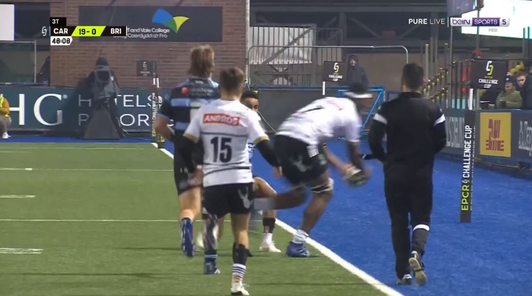 allezbriverugby's tweet photo. 48' comment offrir un essai à Cardiff ? Matalaweru veut sauver un ballon en touche mais envoie le ballon directement sur le pilier gallois qui remet à Williams. Le demi de mêlée crochète Hervé et s'en va marquer l'essai. Mais vidéo #CARvBRI https://t.co/58qGd1KQqf