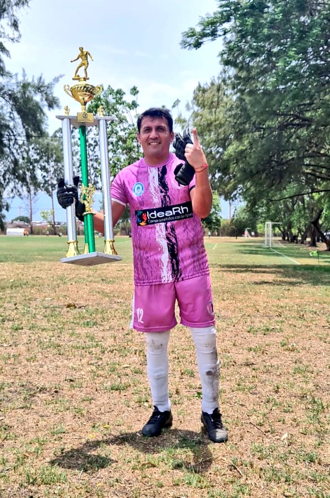 Un nuevo trofeo para UNJu FC. Otra más para el cuaderno 💪🏆⚽ 0 a 0 en el tiempo reglamentario.. 4-3 en los penales. Los goleadores <a href="/faridastorga/">Farid Diego Astorga</a> <a href="/luisalzapana/">Luis Zapana</a> <a href="/CVillafanie/">Cristian Villafañe</a> Gustavito Cruz y el heroe de la tarde, nuestro Dibu Martínez, Diego KN1 Alvarez atajando 1 penal 👏👏⚽
