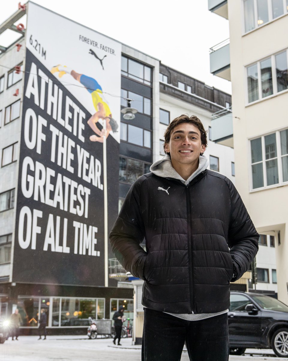 Now this is a work of art. 🤌

<a href="/mondohoss600/">Mondo Duplantis</a> is now flying high over the streets of Stockholm. 🇸🇪

#ForeverFaster