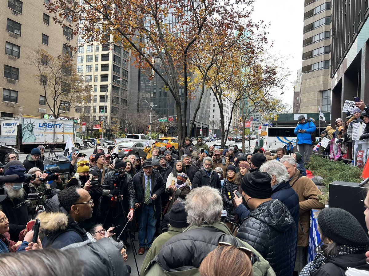 MaxBlumenthal's tweet photo. Right now, at the British Consulate in NYC, rallying for the freedom of Julian Assange and the right to expose the national security state that rules us

Roger Waters: “Julian Assange, you are not alone.” https://t.co/IdkLdVMxlS
