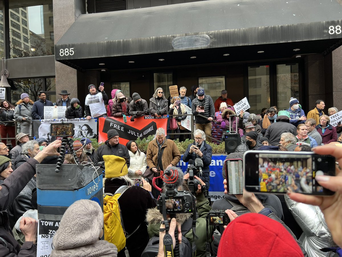 MaxBlumenthal's tweet photo. Right now, at the British Consulate in NYC, rallying for the freedom of Julian Assange and the right to expose the national security state that rules us

Roger Waters: “Julian Assange, you are not alone.” https://t.co/IdkLdVMxlS