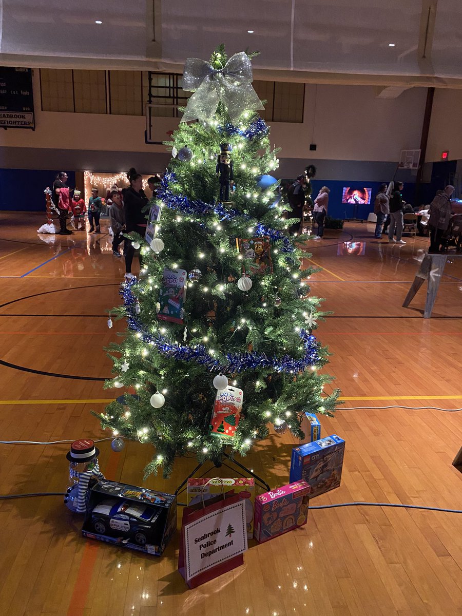SeabrookNHPD's tweet photo. Officers Deshaies &amp; Storms with the #SeabrookNHPD Christmas tree at the @SeabrookRec Festival of Trees last night. Chief’s Secretary Judy &amp; Investigstions Secretary Jen did an awesome job decorating our tree! 🎄🖤💙🖤 https://t.co/cWYkPqm2HX
