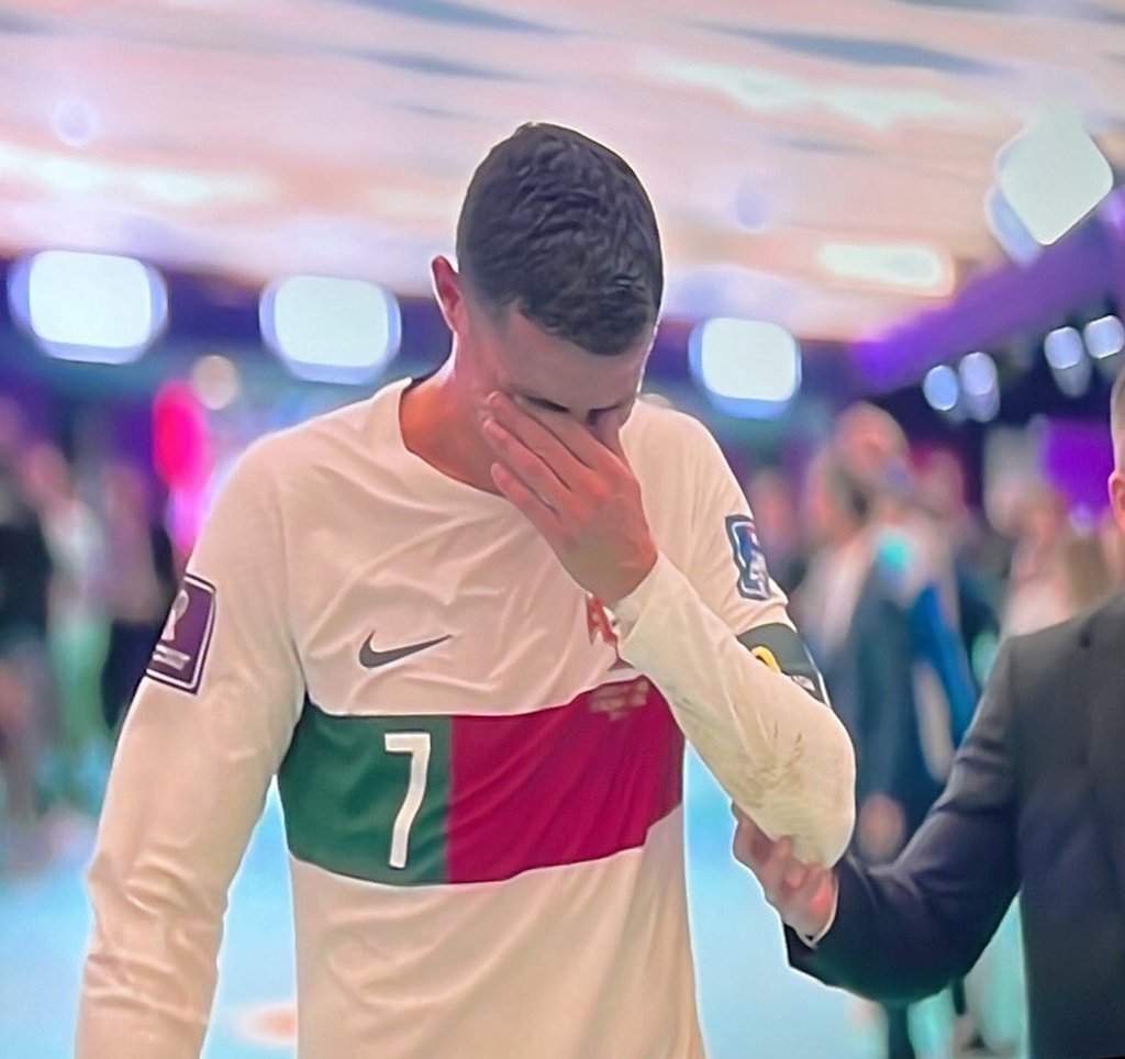 _FaridKhan's tweet photo. Lost his child, benched by Man Utd, lost his spot too, felt disrespected at the club, played Europa League for the first time ever, rift with Man Utd manager, got terminated by the club, got benched by Portugal and lost the World Cup. Very tough year for Ronaldo 💔 #FIFAWorldCup https://t.co/qZg1IE7mWn