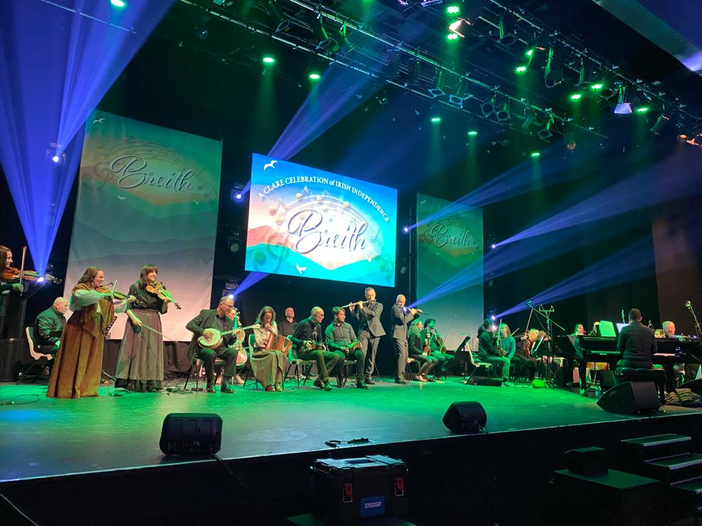 ICOrchestra's tweet photo. Rehearsing with @kilfenoraceili at @glorennis for tonight's performance of Breith! 🎶 https://t.co/s4T4e6tcpP