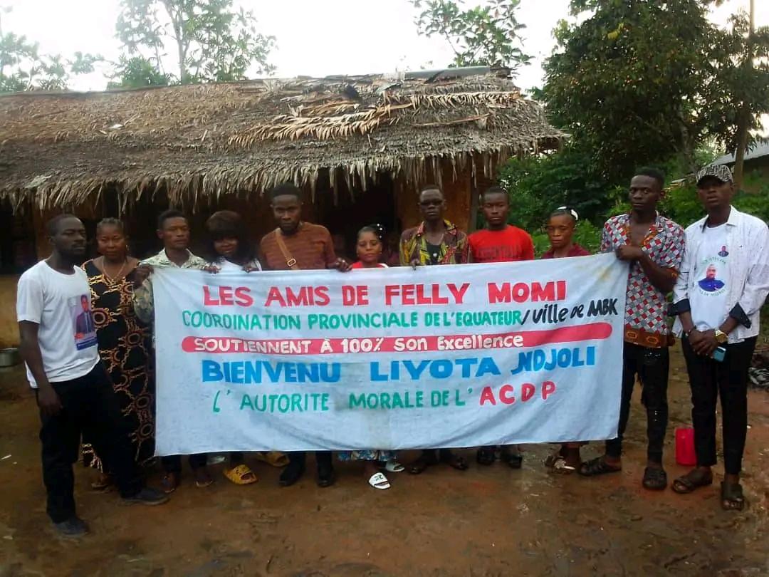 afmnational's tweet photo. #MBANDAKA 
Malgré la pluie, nous avns essayé d lancer ntre campagne d conscientisat° d ns membres du Quartier Air Congo ainsi k leurs familles à s'enrôler massivemnt, particulièremnt les nouveaux majeurs afin donner à l'ACDP la chance d'avoir plusieurs sièges O élections de 2023 https://t.co/vDW31XqmOz