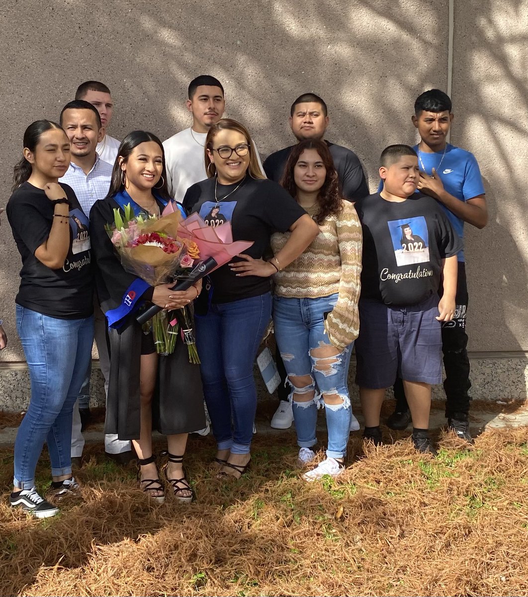 MsMartinez_PK's tweet photo. Finally done with college now back to Elementary I go 👩🏻‍🎓👩🏻‍🏫🫶🏼 @uhdowntown  #LatinaEducator #bilingualED #MsMartinez #CO2022 https://t.co/9UnFEAW4WA https://t.co/xmPR7TttcA