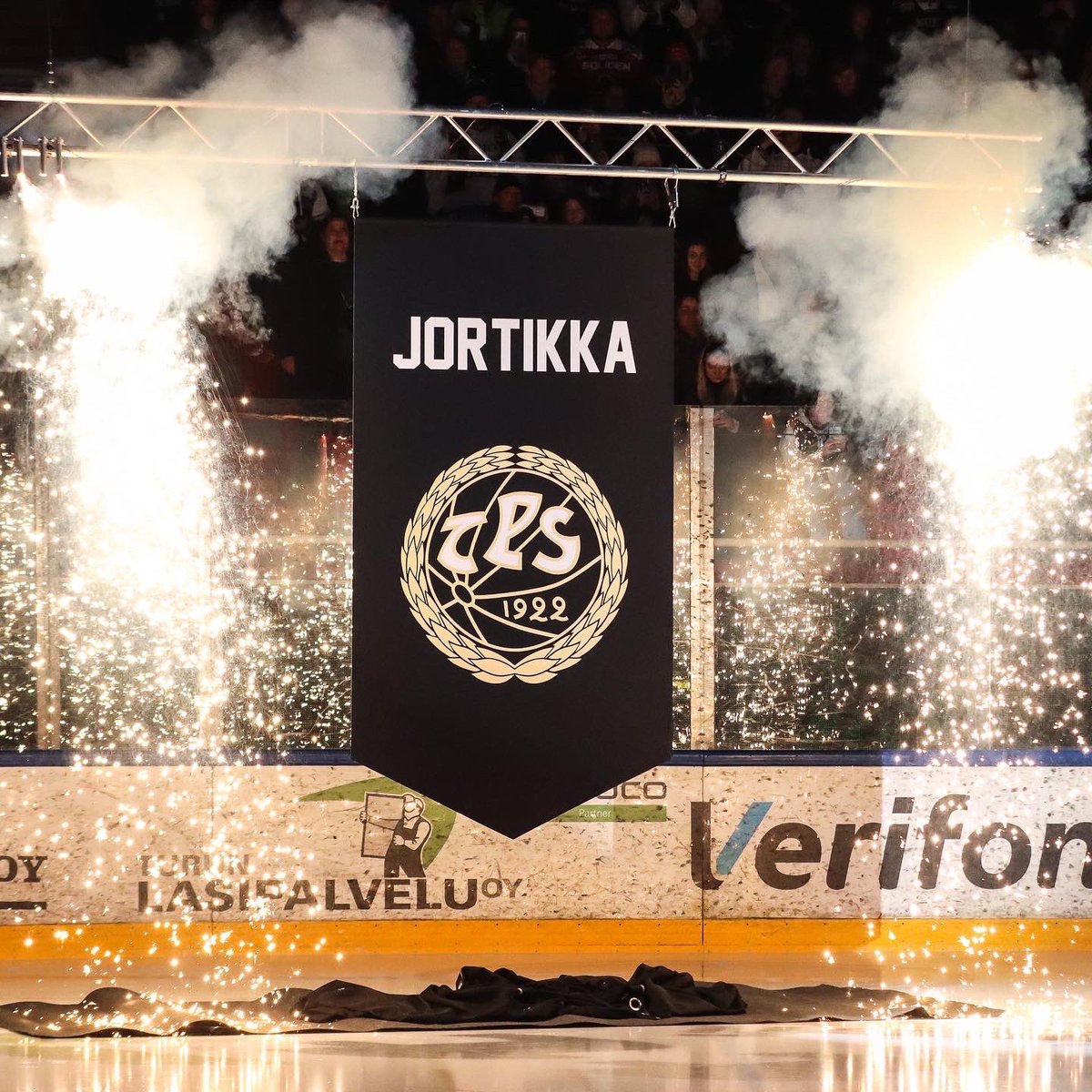 HCTPS's tweet photo. Kiitos kaikesta, Jortsu.
🖤🏆🤍

#HCTPS #Turku #Liiga #TPS100 https://t.co/enrqevO3lf