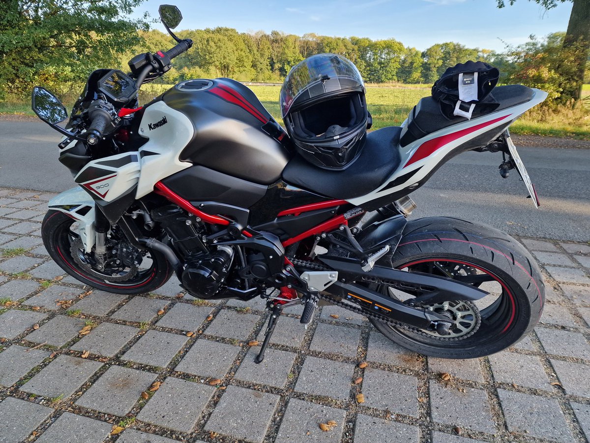 LoneTestLoL's tweet photo. 30 Jahre FeelsOldMan. Habe mir dieses Jahr einen Traum erfüllt und den Motorrad Führerschein gemacht. Dazu gab es vor paar Monaten schon ein vorzeitiges Geschenk von mir selbst. Freue mich, nächste Saison wieder das Hamburger Umland zu erkunden. ✌️ https://t.co/DaWHxoj92P